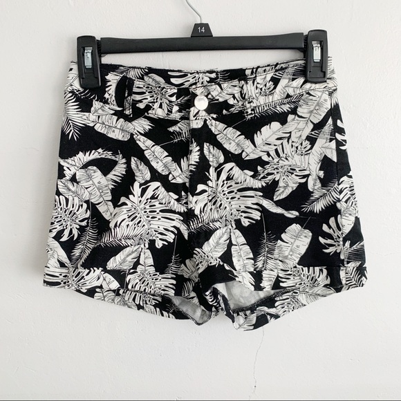 H&M 2 Black White Leaf Pattern High Waisted Shorts - Picture 1 of 6